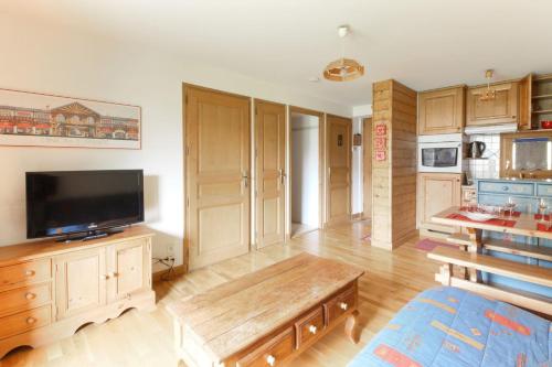 un salon avec une télévision à écran plat et un canapé dans l'établissement Les Capucins - Calm - Mont-Blanc - Lake Gaillland, à Chamonix-Mont-Blanc