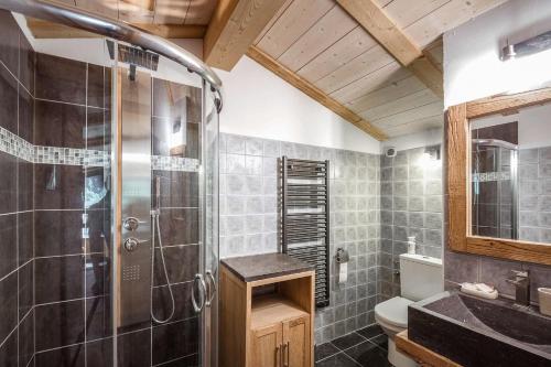 a bathroom with a shower and a sink at L'écrin des Bossons in Chamonix-Mont-Blanc
