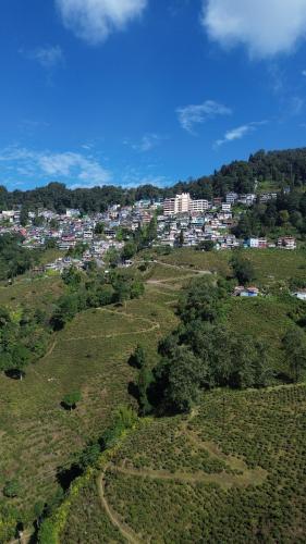uma vista aérea de uma cidade numa colina em Yakthung Homestay em Darjeeling
