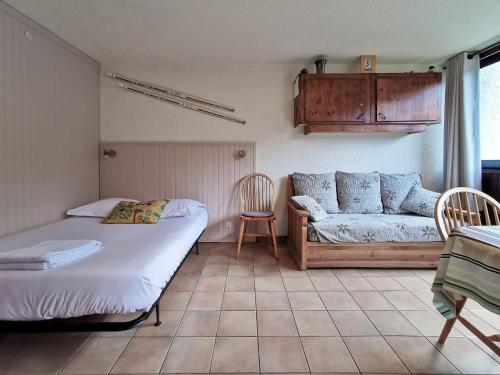 une chambre avec deux lits et un canapé dans l'établissement Sun Valley 3 - Vue Mont-Blanc, à Chamonix-Mont-Blanc