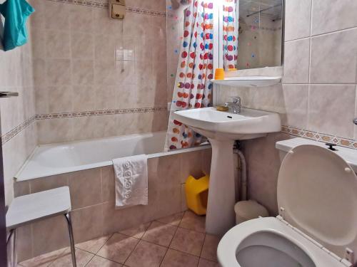 une salle de bain avec toilettes, lavabo et baignoire dans l'établissement Sun Valley 3 - Vue Mont-Blanc, à Chamonix-Mont-Blanc