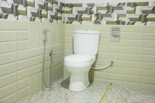 La salle de bains est pourvue de toilettes blanches. dans l'établissement Green View Safari Paradise, à Uda Walawe