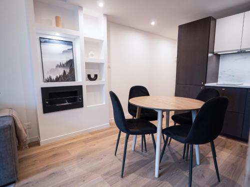 une salle à manger avec une table et des chaises dans l'établissement Chalet Zébra - Conception d'architecte - Vue sur la chaîne du Mont-Blanc - Central, aux Houches