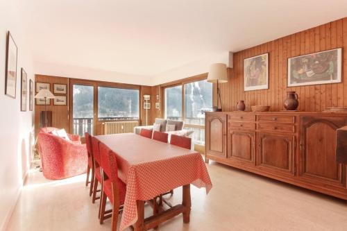 une salle à manger avec une table et quelques chaises dans l'établissement Makalu - View Mont-Blanc - Chamonix Center -8 pers, à Chamonix-Mont-Blanc