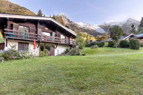 una casa en las montañas con un gran patio en Clos de l'Ours - 2 chambres - Jardin privé en Chamonix-Mont-Blanc