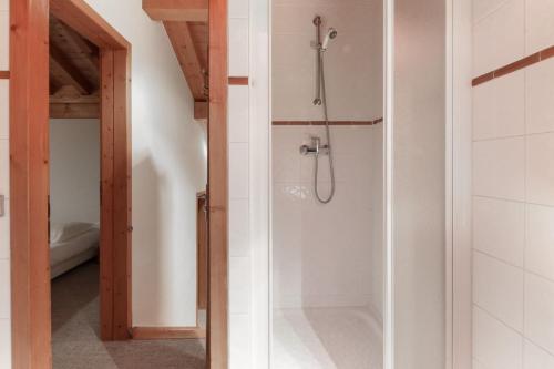 y baño con ducha y puerta de cristal. en Chalet Ancelles - Les Praz - Golf - Vue Mont-Blanc - Randonnées, en Chamonix-Mont-Blanc