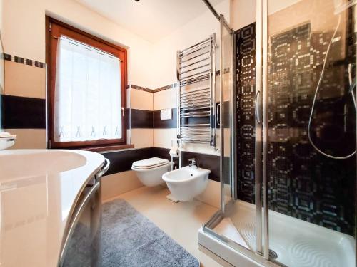 une salle de bain avec une douche, des toilettes et un lavabo dans l'établissement Les Alpes 3 - Central - Rénové - Vue sur la chaîne du Mont-Blanc, à Chamonix-Mont-Blanc