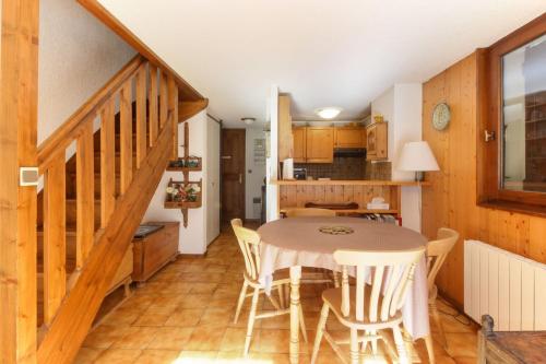 une cuisine et une salle à manger avec une table et des chaises dans l'établissement Les Terrasses de Planpraz - 8min Walk to Center - Quiet - Perfect for Hiking, à Chamonix-Mont-Blanc