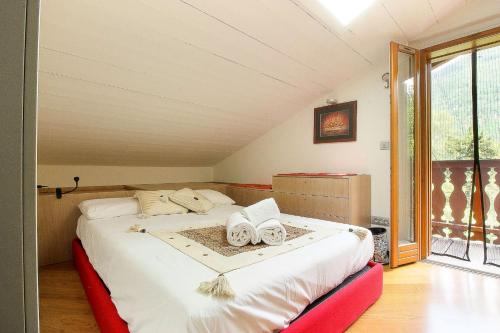 a bedroom with a bed with two towels on it at Appartement Yoga - Vues Chaîne du Mont-Blanc - Calme - Espace Yoga Spacieux in Les Trabets