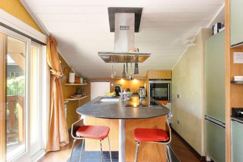 - une cuisine avec une île dans une petite maison dans l'établissement Appartement Yoga - Vues Chaîne du Mont-Blanc - Calme - Espace Yoga Spacieux, aux Houches