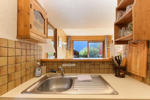kuchnia ze zlewem i oknem w obiekcie Les Terrasses de Planpraz - 8min Walk to Center - Quiet - Perfect for Hiking w Chamonix-Mont-Blanc