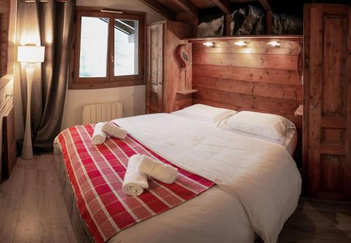 Postel nebo postele na pokoji v ubytování Les Capucins 2- Vue Mont-Blanc - Lac - Escalade