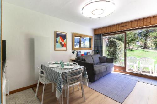 un salon avec une table et un canapé dans l'établissement Beau Glacier - Pied des Pistes - Balcons du Savoy, à Chamonix-Mont-Blanc