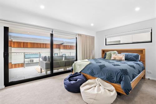 Un dormitorio con una cama grande y un balcón. en Oceania 8, en Lorne
