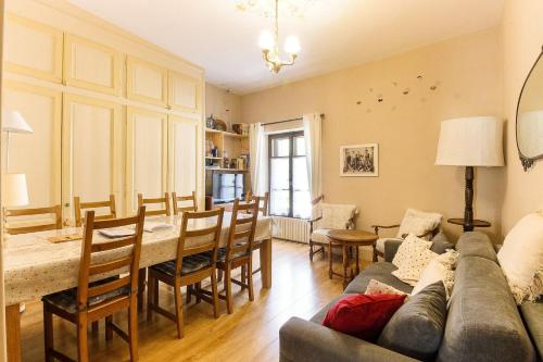 un salon avec une table et une salle à manger dans l'établissement Maison Emile Devouassoud, à Chamonix-Mont-Blanc