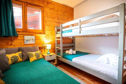 Poschodová posteľ alebo postele v izbe v ubytovaní Appartement Bellevue Au pied des pistes