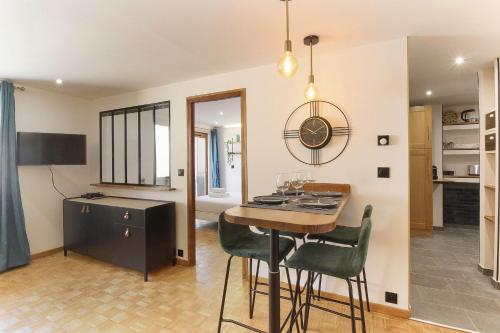 une cuisine et un salon avec une table et des chaises dans l'établissement Bellevarde Apt - Newly Renovated - Central - Beside TMB start/end, aux Houches