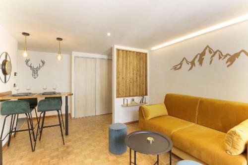 Bellevarde Apt - Newly Renovated - Central - Beside TMB start/end