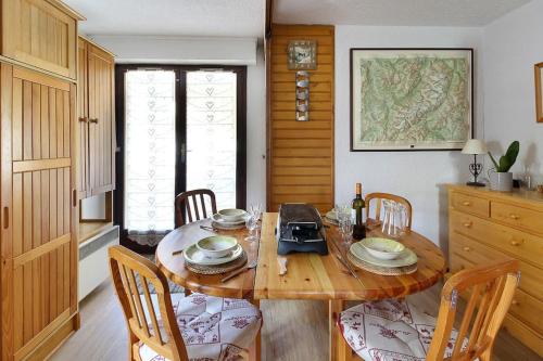 - une salle à manger avec une table et des chaises en bois dans l'établissement Le Petit Cocon, aux Houches