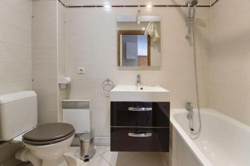 une salle de bain avec toilettes, lavabo et baignoire dans l'établissement La Griaz - Chaleureux et cosy -Vue sur les montagnes - grand balcon, aux Houches