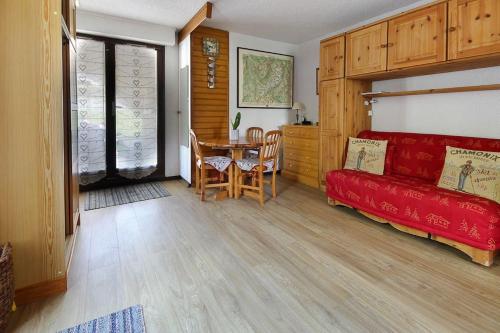 - un salon avec un canapé rouge et une table dans l'établissement Le Petit Cocon, aux Houches
