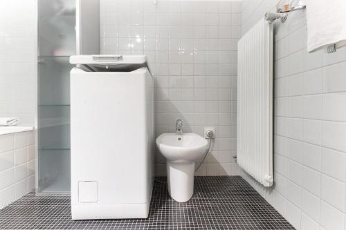 une salle de bain blanche avec des toilettes et un lavabo dans l'établissement L'Aiguille - Center of Chamonix - View Mont-Blanc, à Chamonix-Mont-Blanc
