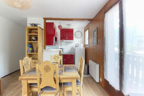 une cuisine et une salle à manger avec une table et des chaises dans l'établissement La Griaz - Chaleureux et cosy -Vue sur les montagnes - grand balcon, aux Houches