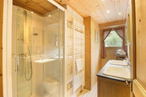 ein Bad mit einer Dusche und einem Waschbecken in der Unterkunft Le Chalet des Chavants - 8ch - 300m2- Grand Jardin - Vues du Mont-Blanc in Les Houches