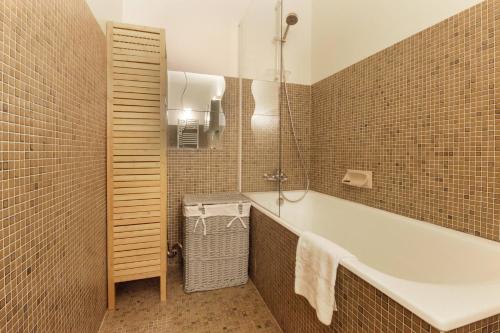 uma casa de banho com uma banheira e um lavatório em Le Crêtet Mont-Blanc em Chamonix-Mont-Blanc