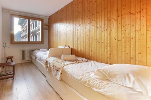 une chambre avec un lit avec un ordinateur portable dessus dans l'établissement Les Pècles Mt Blanc - Chamonix Center, à Chamonix-Mont-Blanc