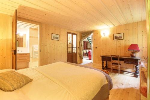 Schlafzimmer mit einem Bett und einem Schreibtisch in der Unterkunft Le Chalet des Chavants - 8ch - 300m2- Grand Jardin - Vues du Mont-Blanc in Les Houches