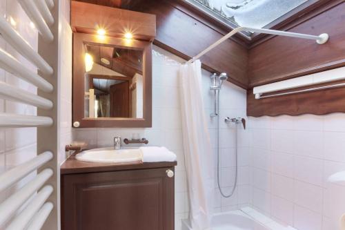 une salle de bain avec un lavabo et une douche dans l'établissement Le Goûter - Ski-in ski-out - Indoor Pool, aux Houches