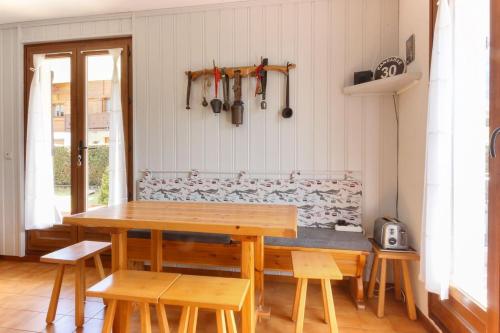 Un comedor con mesa y sillas de madera. en Lilas - Awesome view of the Mont-Blanc Range, en Les Houches