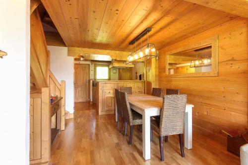 une salle à manger avec une table et des chaises dans l'établissement Maison Neuve - Grand appartement- Terrasse - Vue sur la vallée du Mont-Blanc, aux Houches
