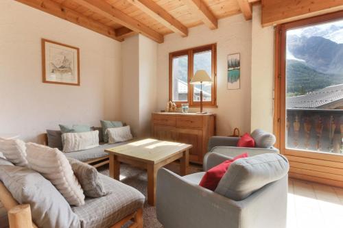 sala de estar con sofás y mesa en Le Chamouny- Family Apt - Central - Quiet - Hikeing & Rock Climbing Close by en Chamonix-Mont-Blanc