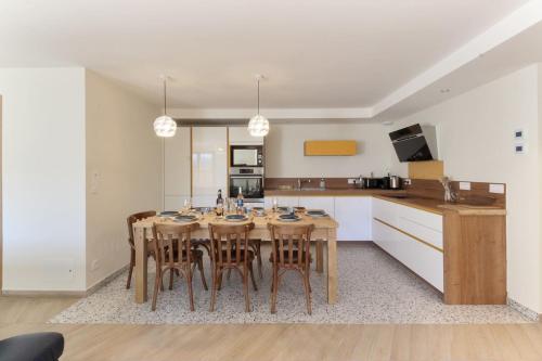 een keuken met een houten tafel en stoelen in een kamer bij L'Abeille - Renovated - 4 bedroom - 8 person-110sqm - Views! in Les Houches