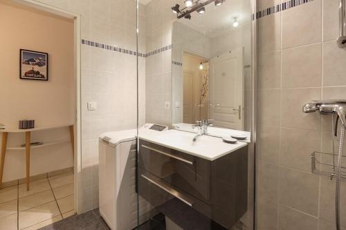 une salle de bain avec un lavabo et une douche dans l'établissement Appartement L'Armancette - Proche centre et Bettex, à Saint-Gervais-les-Bains