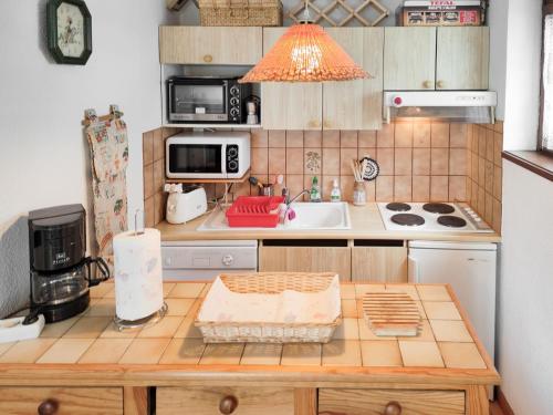 une petite cuisine avec une table et un évier dans l'établissement Chemin du Sapi - Private Garden - Center of Cham - MontBlanc Views, à Chamonix-Mont-Blanc