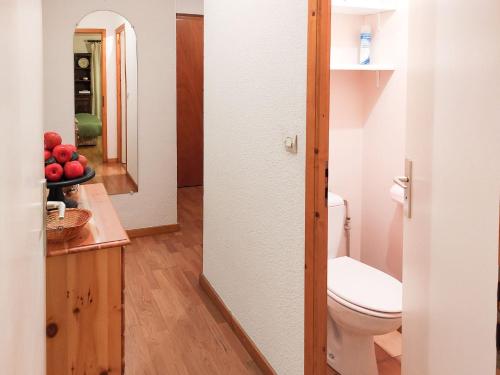 La salle de bains est pourvue de toilettes et d'un bol de pommes. dans l'établissement Chemin du Sapi - Private Garden - Center of Cham - MontBlanc Views, à Chamonix-Mont-Blanc