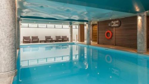 - une grande piscine dans un bâtiment avec piscine dans l'établissement Le Petit Paradis - Indoor pool and sauna, à Chamonix-Mont-Blanc