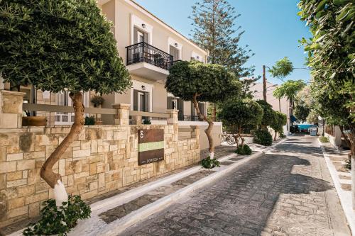een straat voor een gebouw met bomen bij Doryssa Method Hotel in Pythagoreio