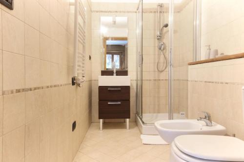 ein Bad mit einer Dusche, einem Waschbecken und einem WC in der Unterkunft Les Granges des Bossons in Chamonix-Mont-Blanc