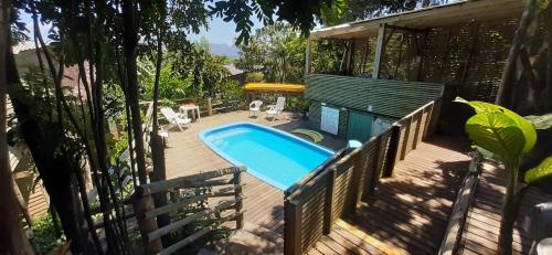 una terraza con piscina y bañera de hidromasaje en Vila da Mata Hospedagem en Praia do Rosa