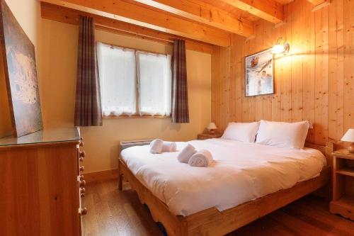 une chambre avec un lit avec des serviettes dessus dans l'établissement Le Quatre - 75m2 Charmant Duplex - Central - 8-10 pax 3ch, à Saint-Gervais-les-Bains