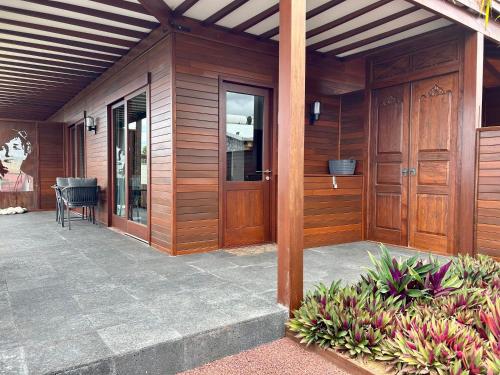 Casa con puertas de madera y patio en Kaz C2C - Une maison Balinaise avec jacuzzi en Saint-Pierre