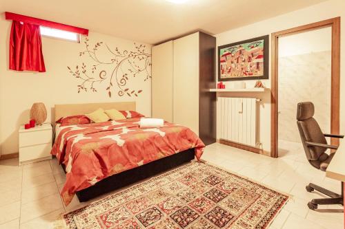 een slaapkamer met een bed en een stoel bij Como Lake, Milan & Railway station - Self ck-in & access in Fino Mornasco