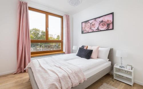 Posteľ alebo postele v izbe v ubytovaní Puławska 221 - Colorful Apartment with Balcony by Noclegi Renters