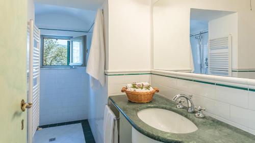 y baño con lavabo y espejo. en Villa Milani 14, Emma Villas, en Spoleto