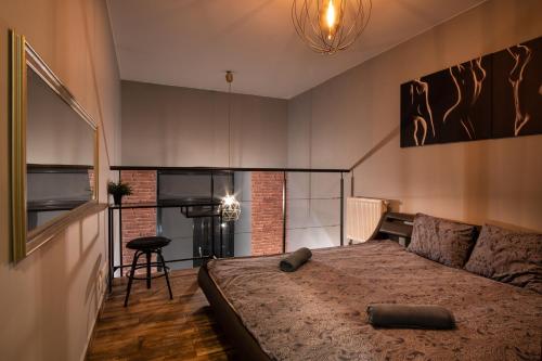 una camera con un letto in una stanza con camino di Dream Aparts - Lofty Scheiblera a Łódź