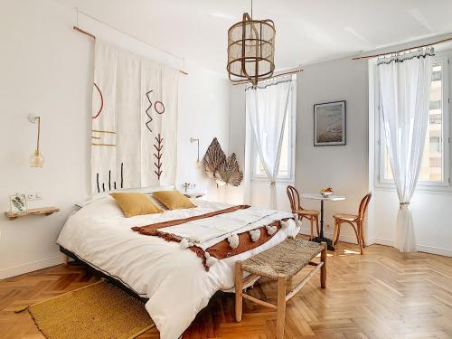 une chambre avec un grand lit et une table dans l'établissement Maison ÛMA - Wifi, Netflix, Mer et Centre, à Marseille